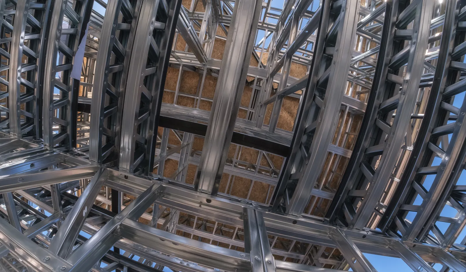 Staalframeconstructie gezien vanuit het hart van het gebouw