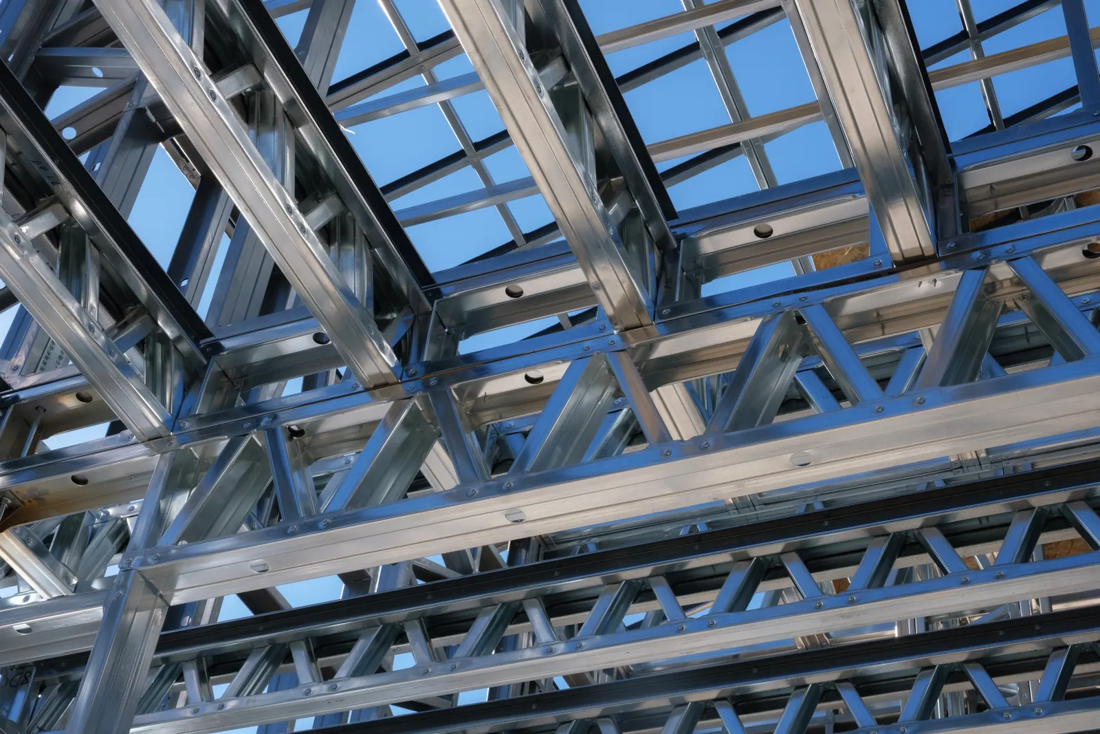 Staalframe casco tijdens de uitvoering