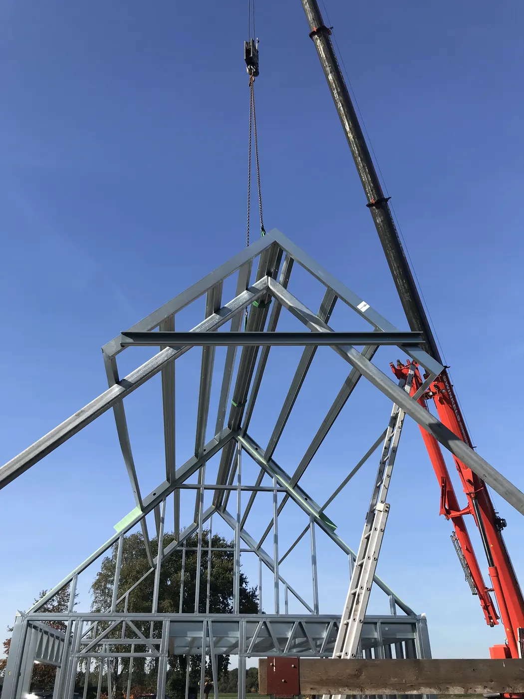 Plaatsing van een staalframe dakconstructie met een kraan