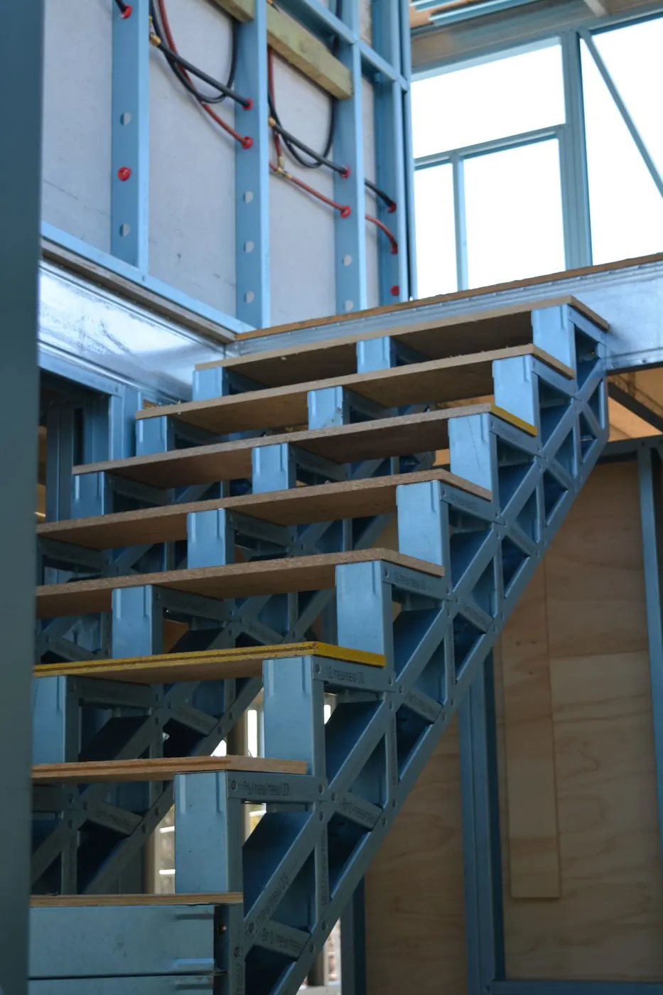 Staalframe trap en vloer tijdens de bouw