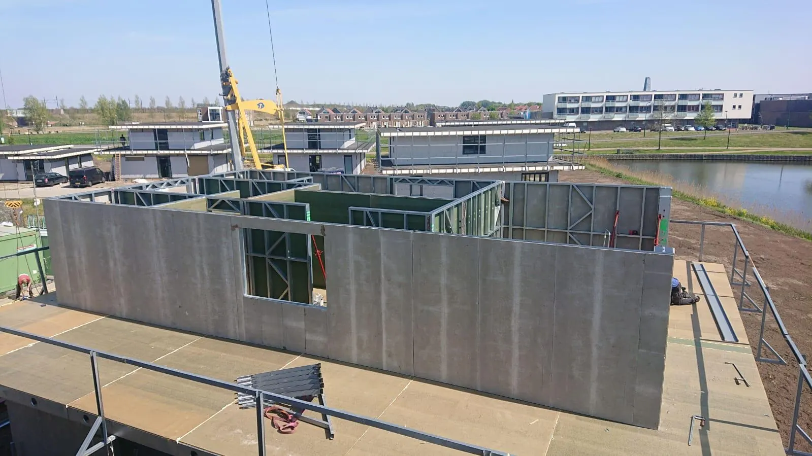 Staalframe casco in aanbouw aan het water in Dronten