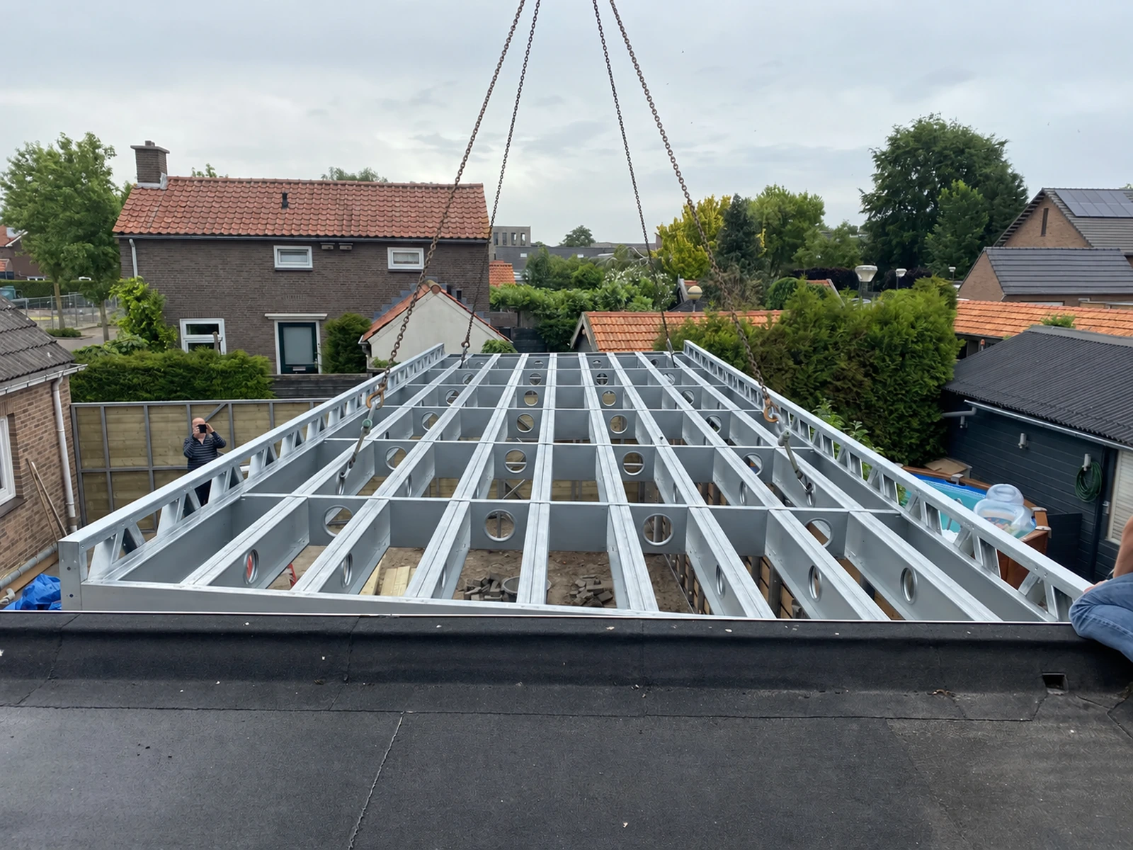 Vrijdragende staalframe overkapping in Gemert, foto 3