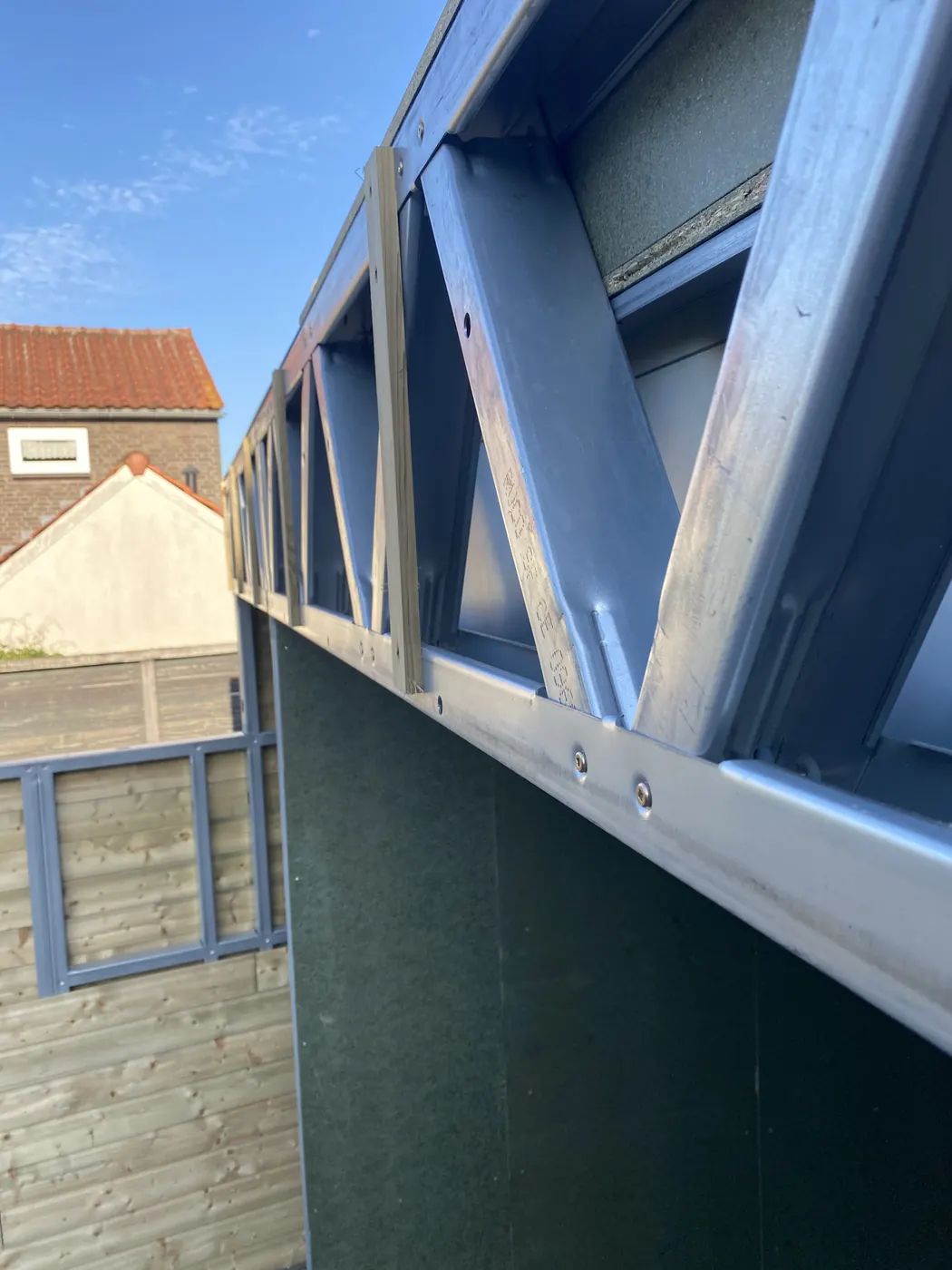 Vrijdragende staalframe overkapping in Gemert, foto 4