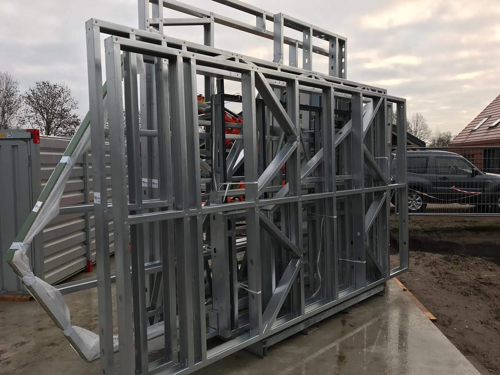 Prefab staalframe wandelementen klaar voor transport