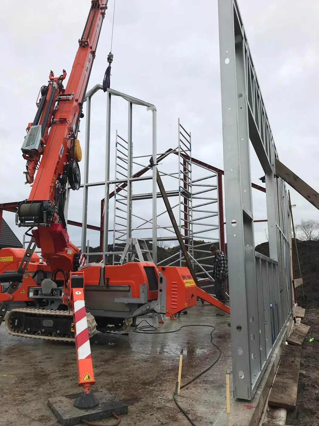 Plaatsing van staalframe elementen met een rupskraan