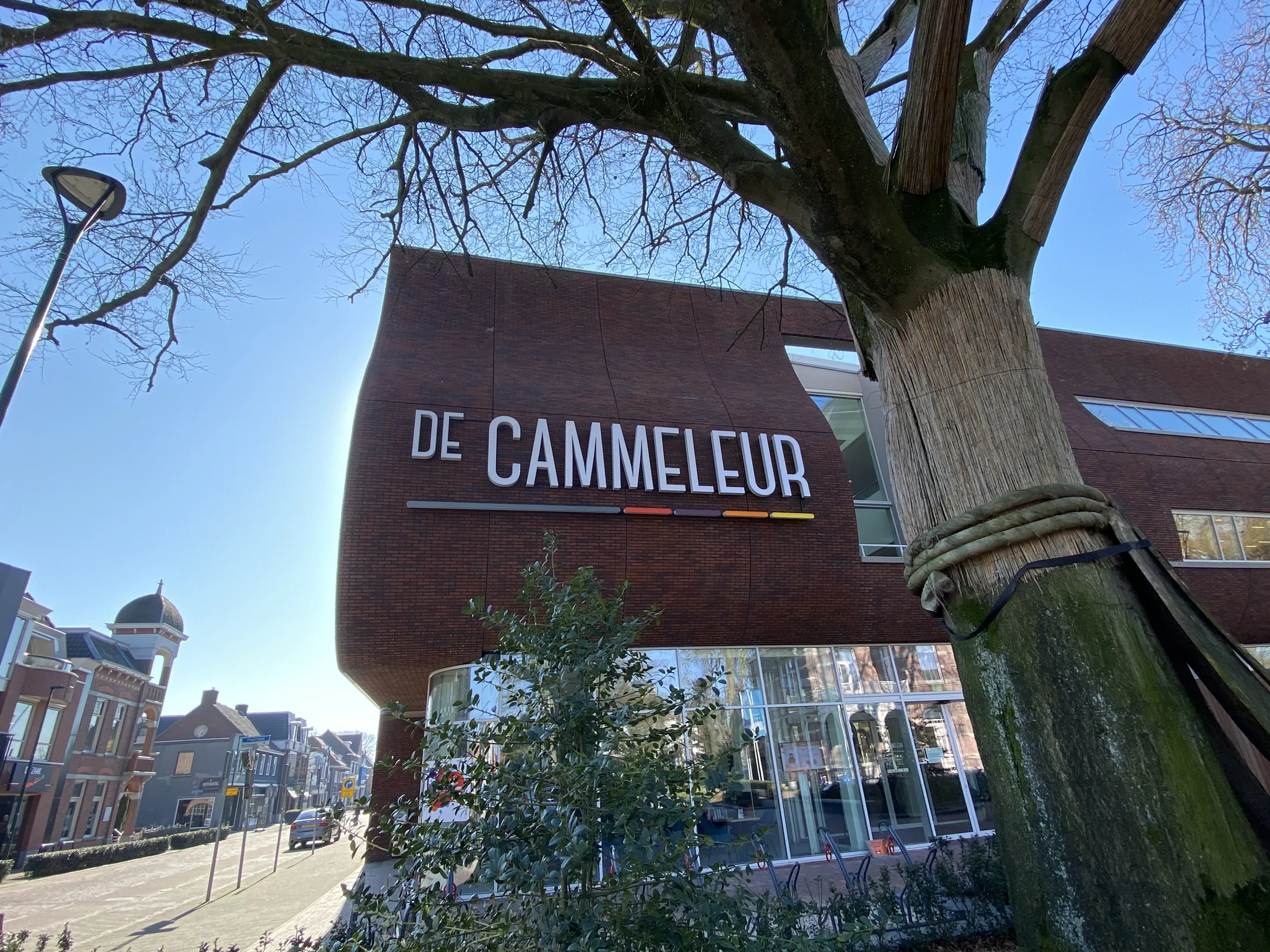 Cultuurcentrum De Cammeleur met ronde prefab gevel in Dongen