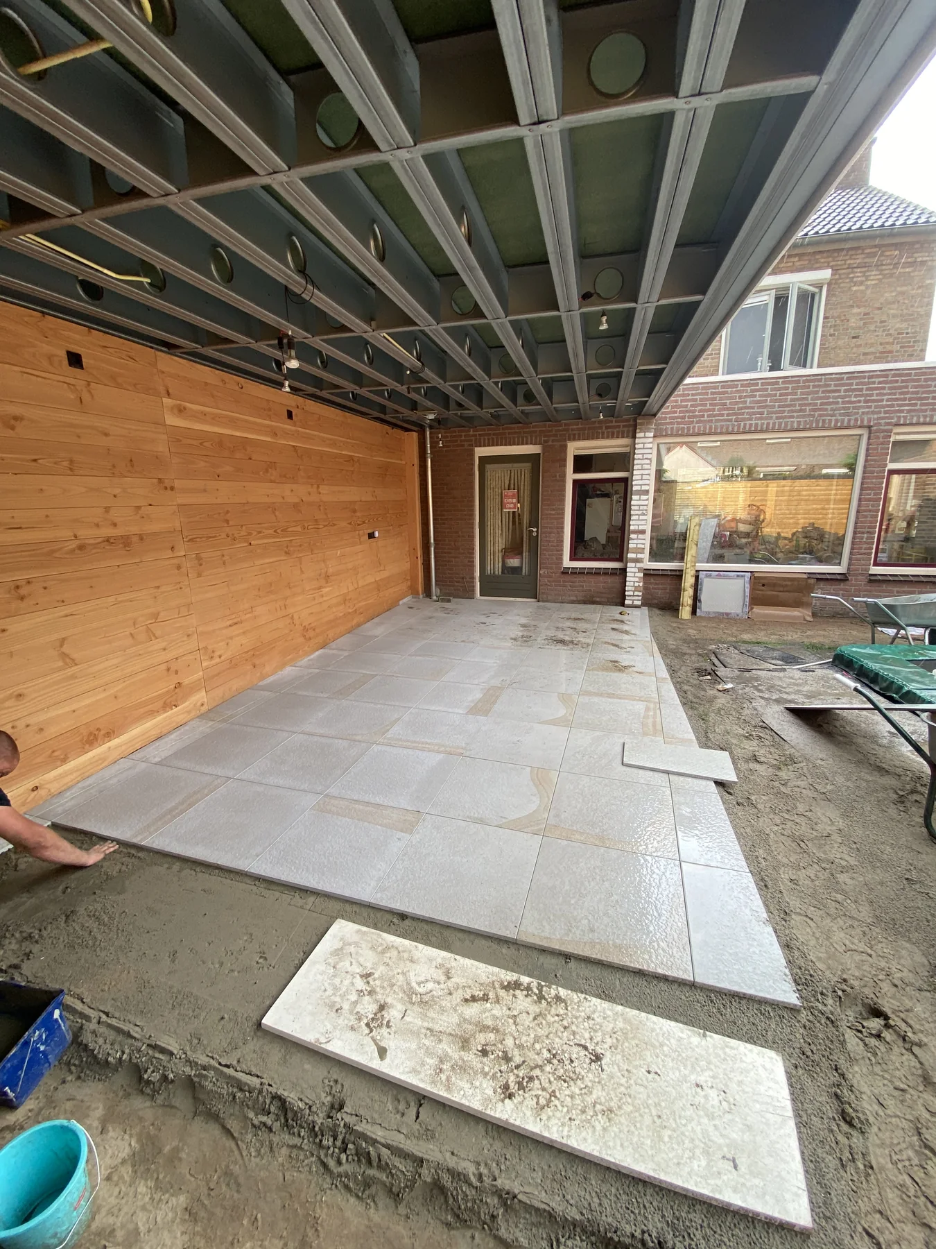 Vrijdragende staalframeoverkapping met houten afwerking in Gemert