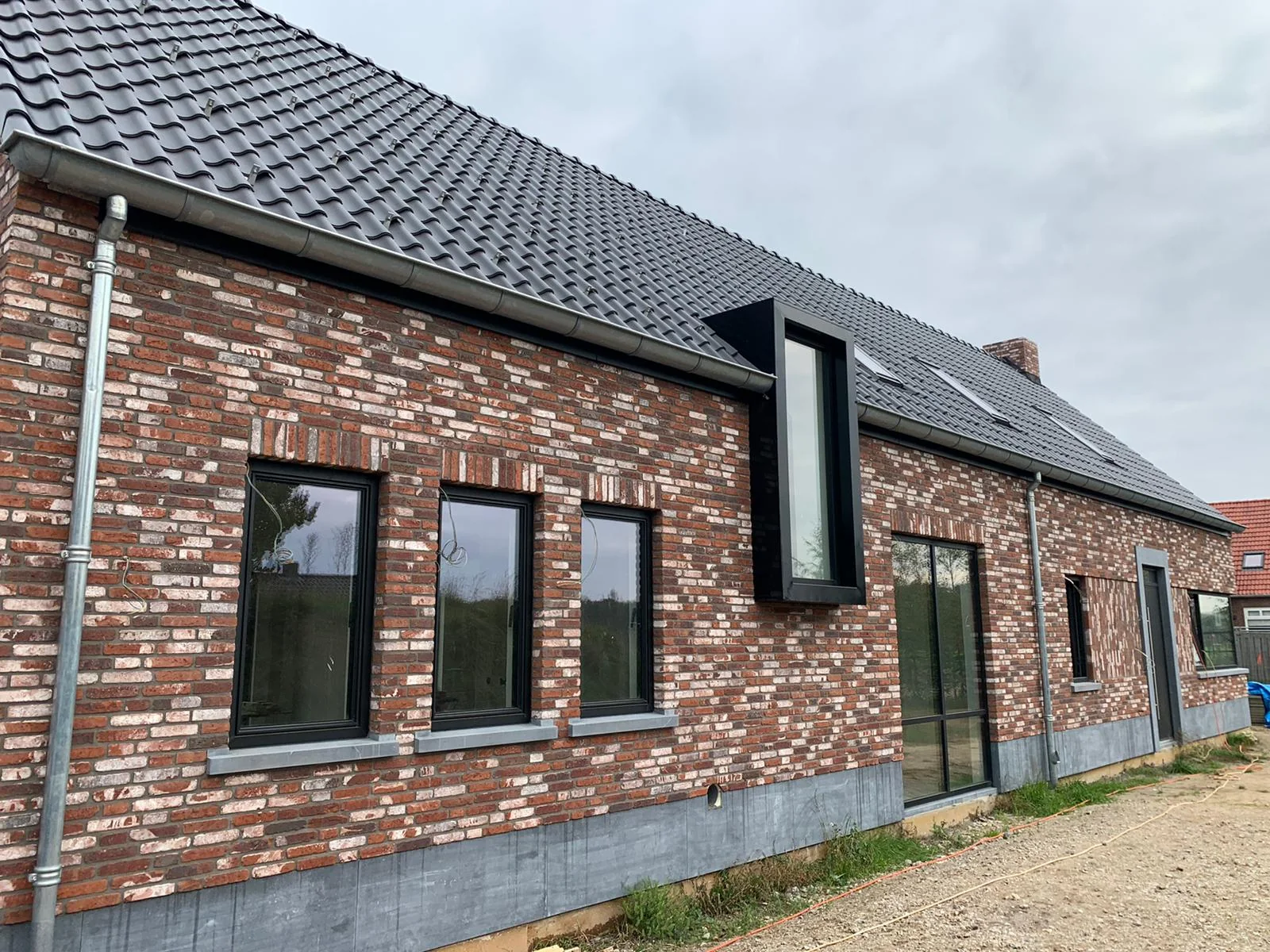 2-onder-1-kapwoning met steenstrips en houten rabatdelen in Heumen