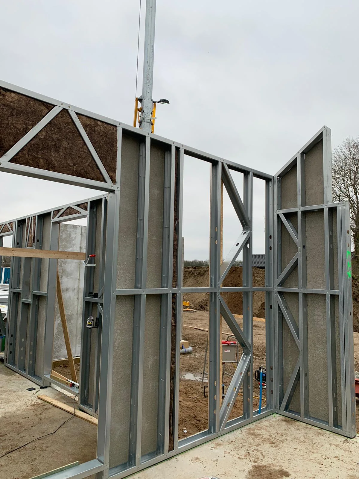 Staalframe casco van de 2-onder-1-kapwoning in aanbouw
