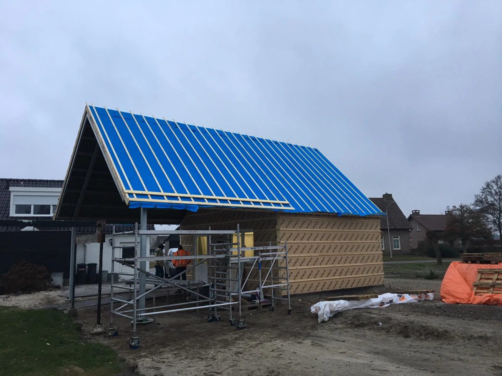Staalframe schuur met houten gevel en felsdak in Liessel