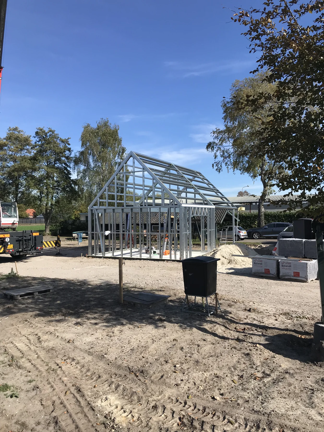 Staalframecasco van de schuur in opbouw