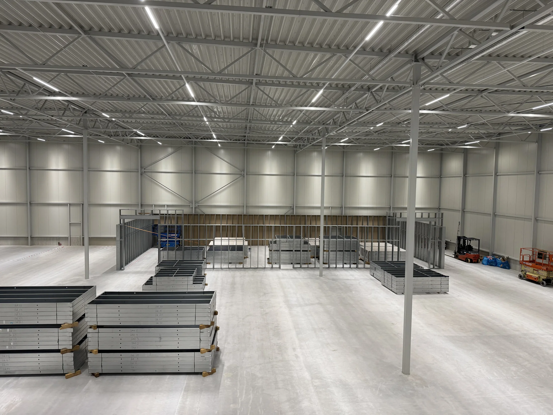 Montage van hoge staalframe-elementen in de loods
