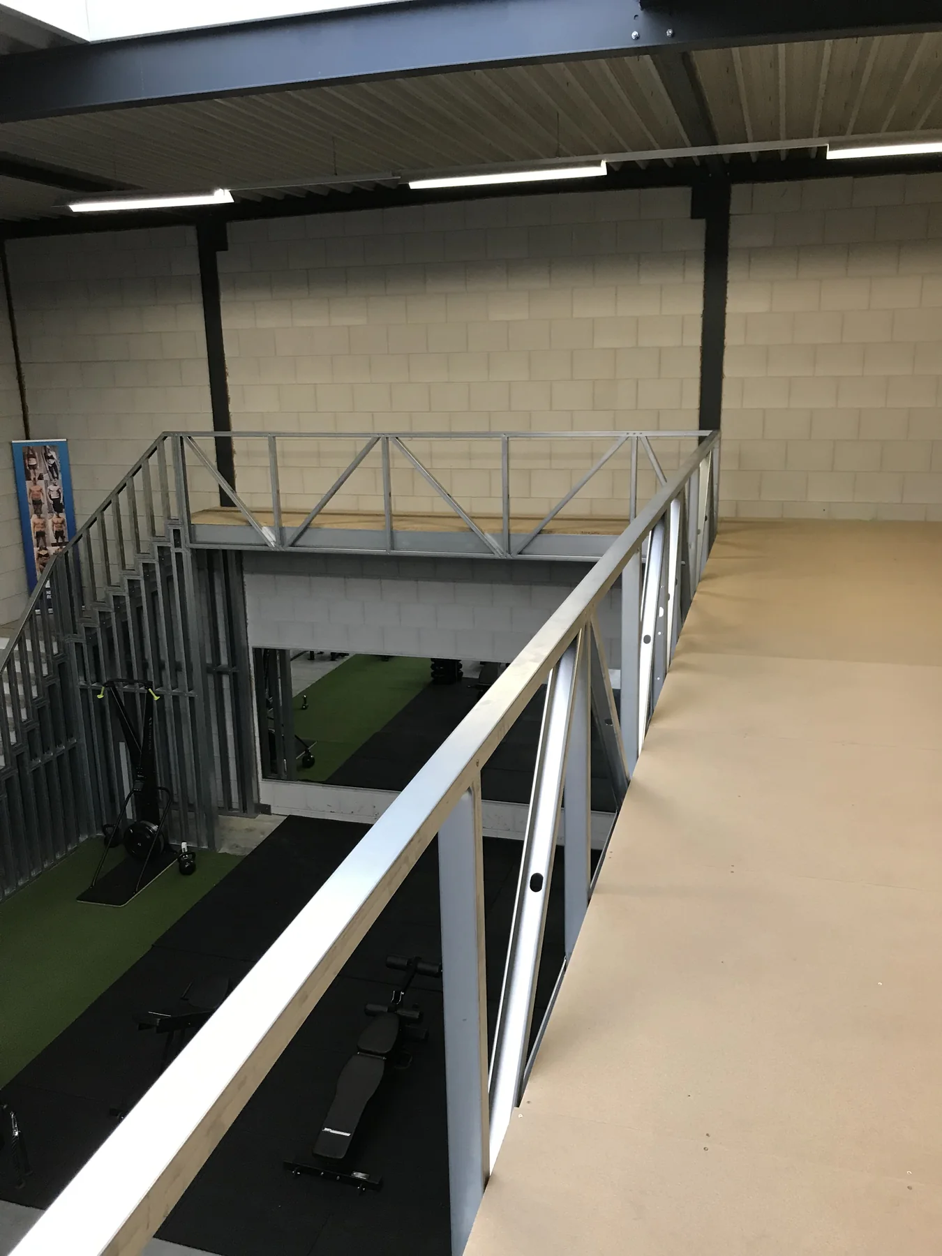 Staalframe vloer en brug in de sportschool
