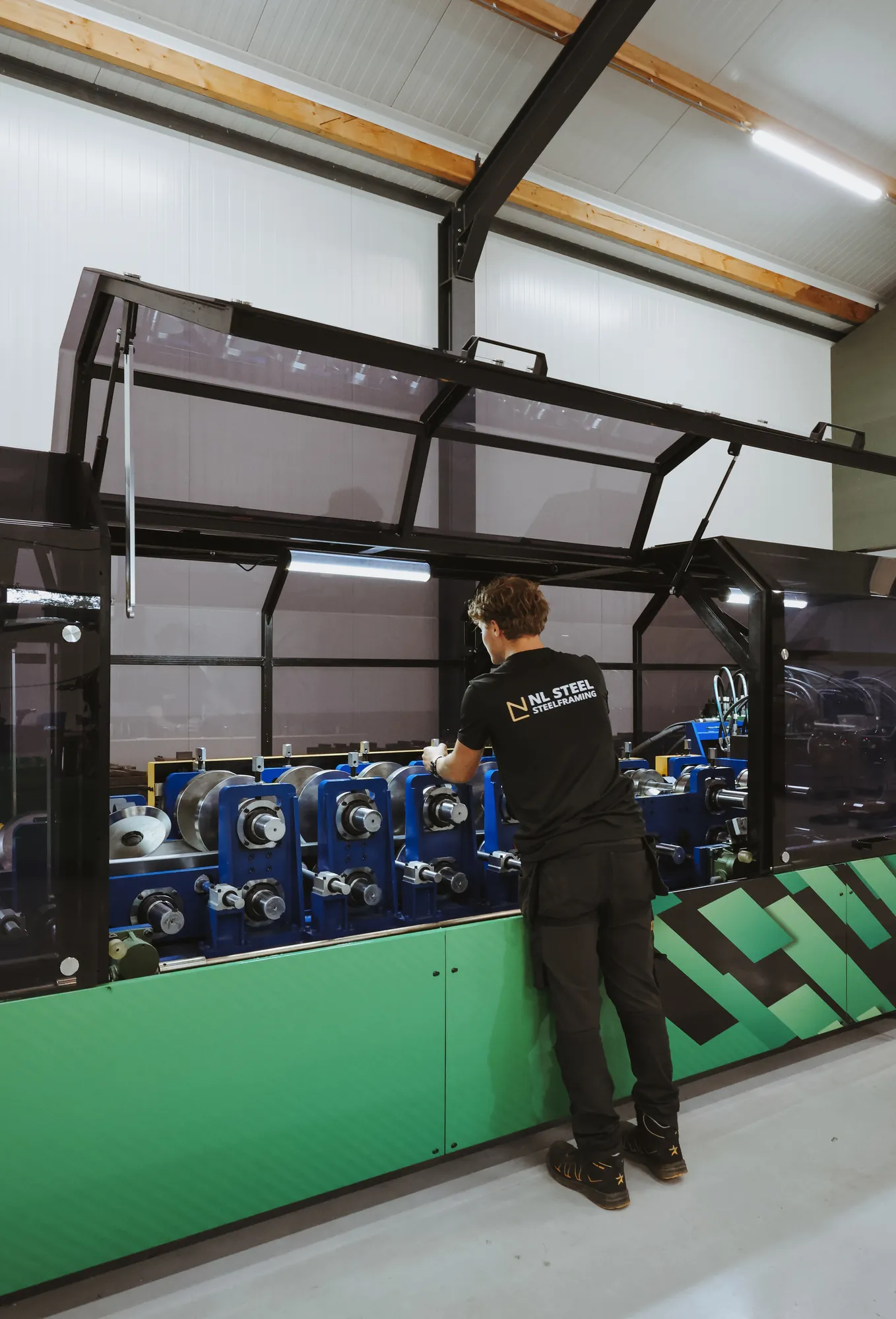 Controle van de profileermachine in de productiehal van NL Steel