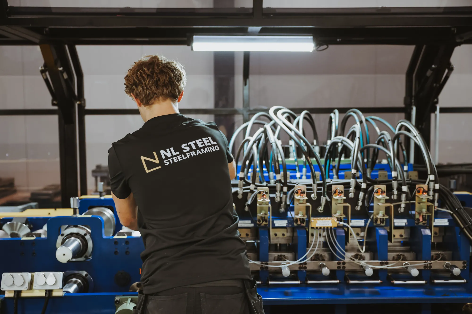 Instellen van de profileermachine in de productiehal van NL Steel