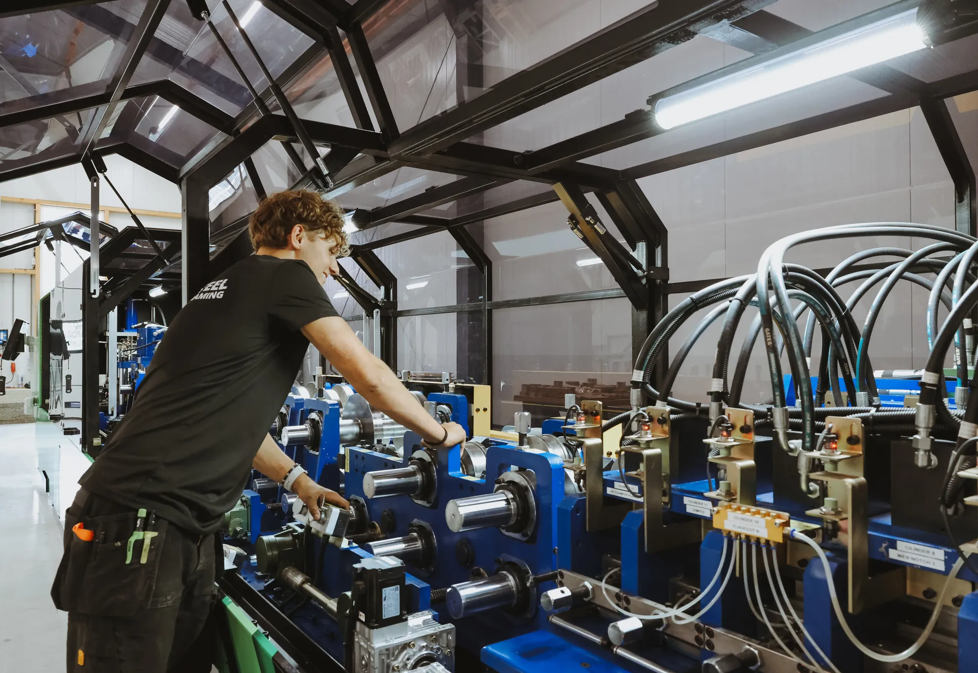 Productie van staalprofielen op de rollvormlijn