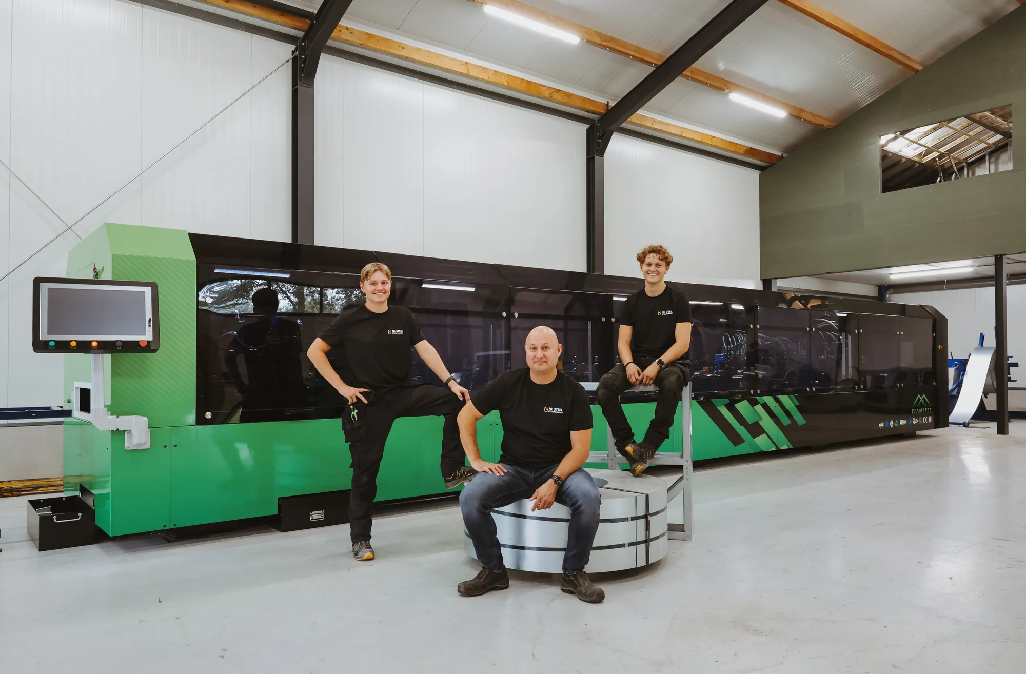 Ruud, Deon en Kean Sterken bij de productielijn in Gemert