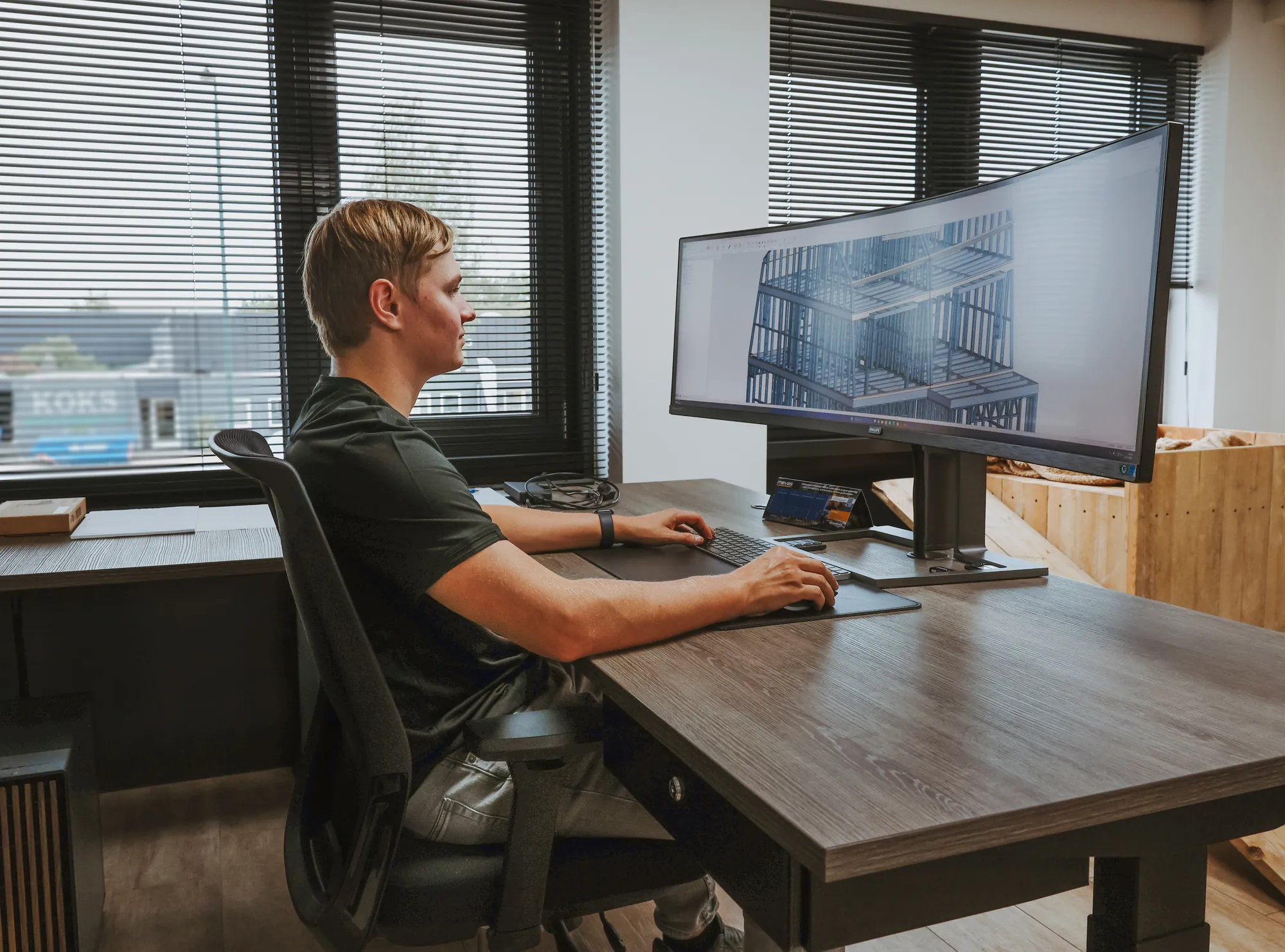 Engineer Deon Sterken werkt een staalframe uit in het 3D-model
